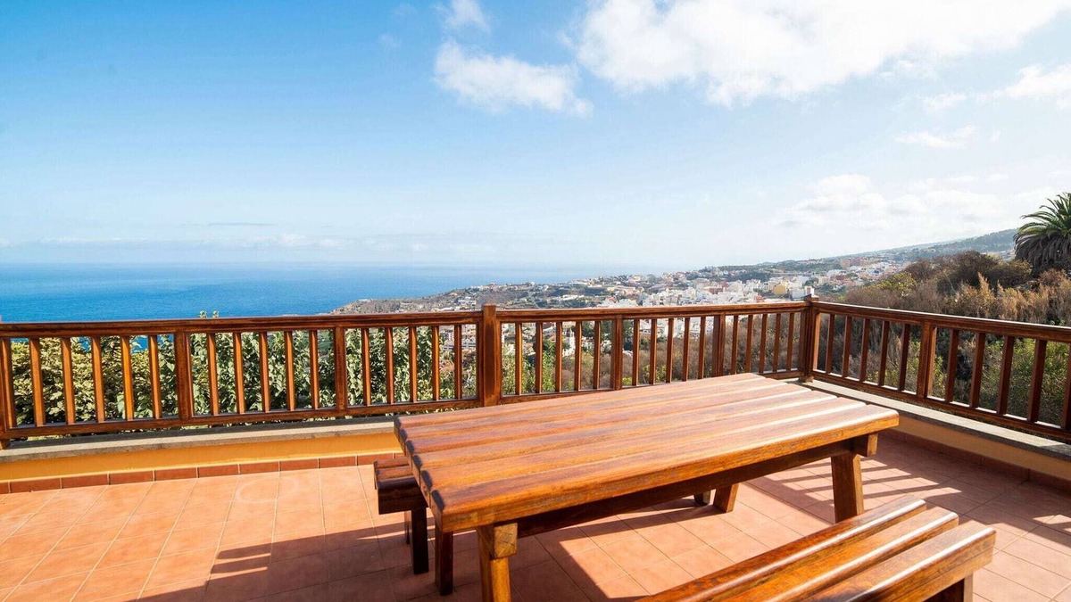 El Guincho House | Holiday Home in Icod with Sea View Terrace