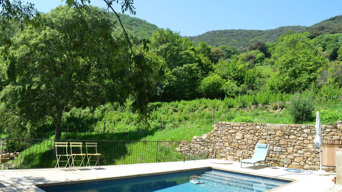 Beguda House | Holiday Home 'La Rectoría De Castellar' with Mountain View, Pool, Garden & Wi-Fi