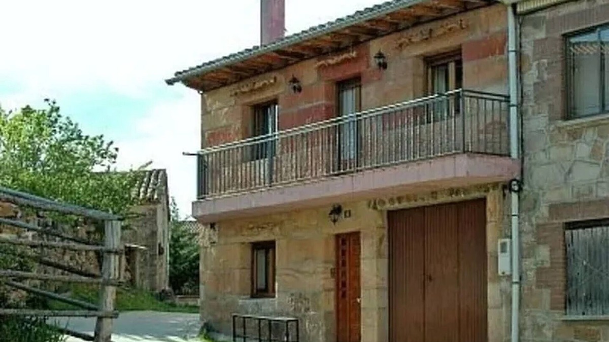 Rabanera del Pinar Apartment | Holiday Home 'Casa Rural Los Roblones' with Private Terrace and Private Garden
