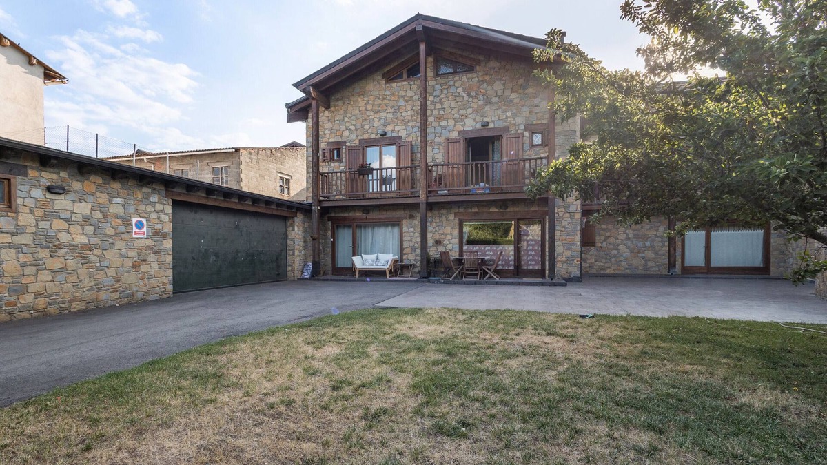 Bellver de Cerdanya House | Holiday Home 'Vall Bellver' with Mountain View, Private Terrace and Wi-Fi