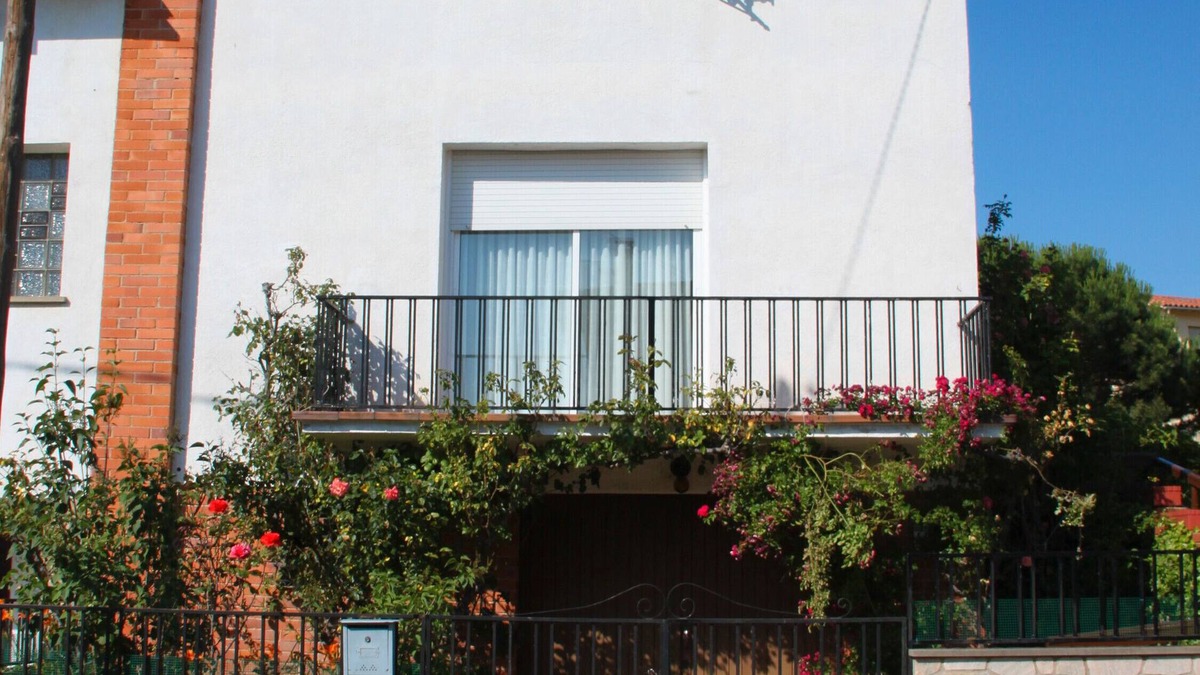 Sant Hilari Sacalm House | Holiday Home 'Cal Castro' with Private Terrace, Private Garden and Wi-Fi