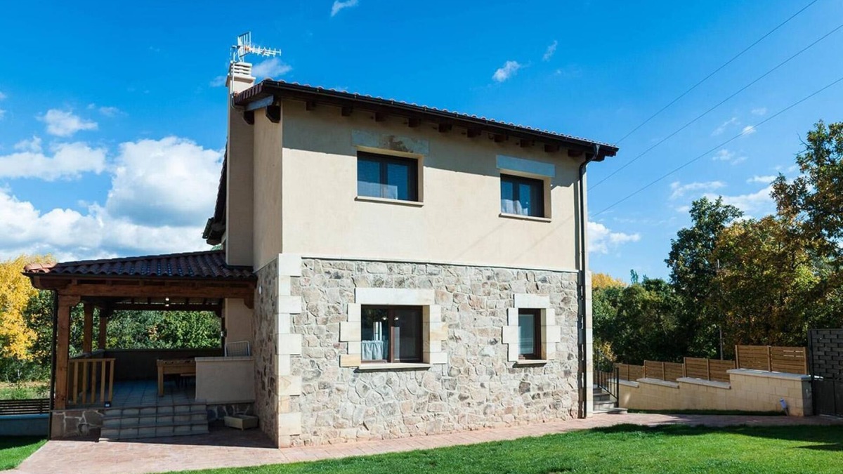 Sotillo del Rincon House | Holiday Home 'Los Robles 1' with Mountain View, Shared Pool and Wi-Fi
