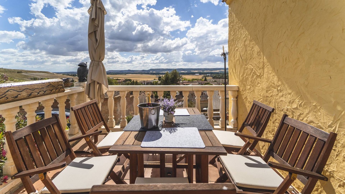 Tariego de Cerrato House | Holiday Home 'Mirador De Cerrato' with Private Terrace, Balcony and Wi-Fi