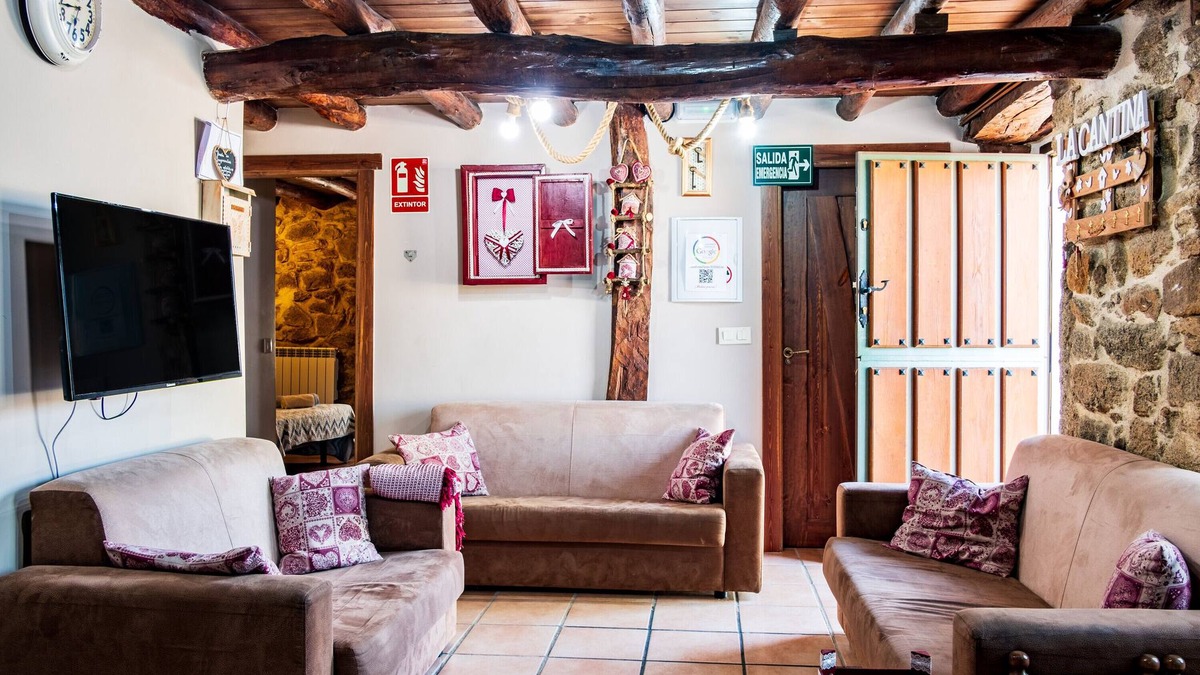 Villar de Corneja House | Holiday Home 'La Cantina' with Mountain View