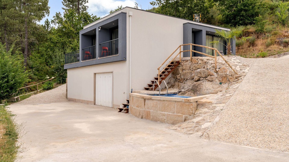 Molares House | Holiday Home 'Felicidade' with Mountain View, Wi-Fi and Air Conditioning