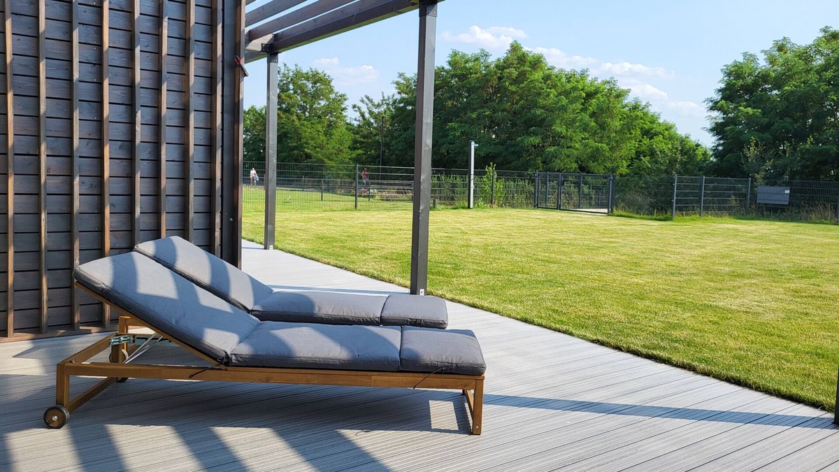 Muldestausee House | Holiday Home 'Ferienhaus Schlossterrassen 4b' with Lake View, Private Terrace and Wi-Fi