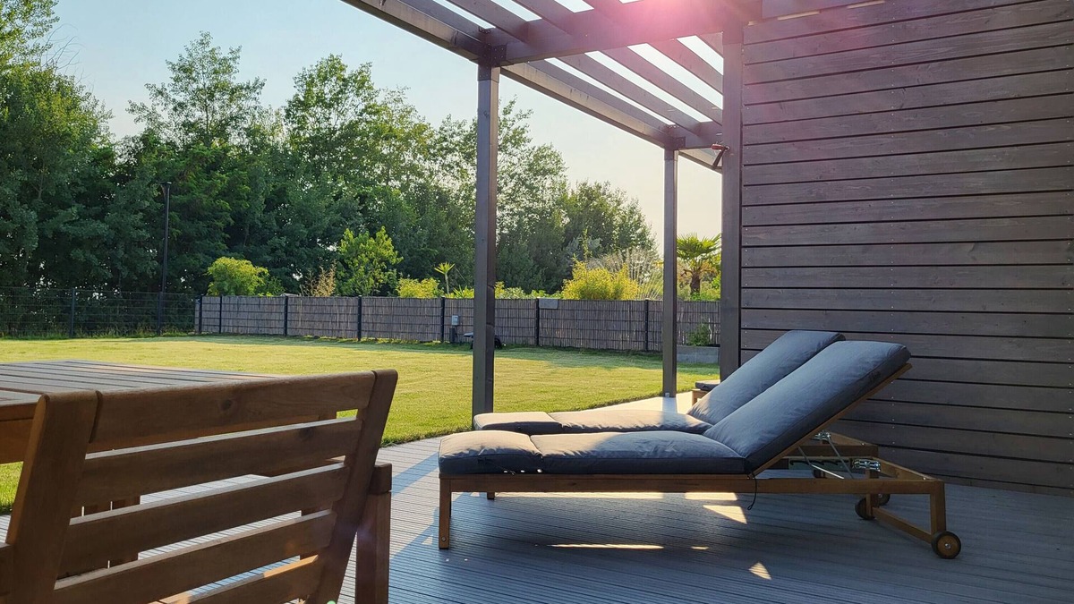 Muldestausee House | Holiday Home 'Ferienhaus Schlossterrassen 4a' with Lake View, Private Terrace and Wi-Fi