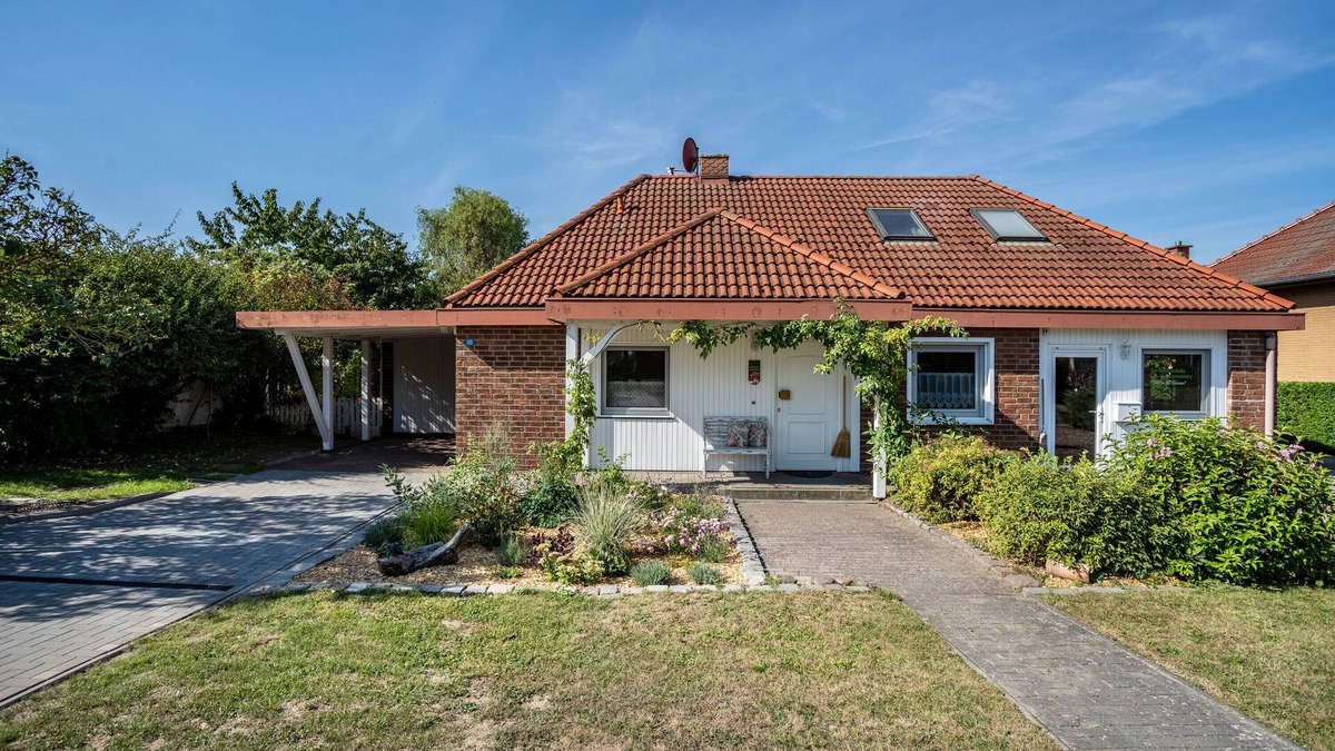 Blankenburg House | Holiday Home 'Ferienhaus Sommerrose' with Private Terrace, Private Garden and Wi-Fi