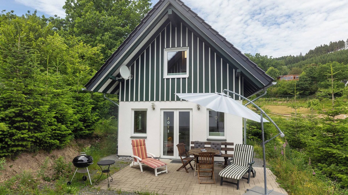 Kickenbach House | Holiday Home 'Ferienhaus Alpenzauber' with Mountain View, Private Terrace and Wi-Fi