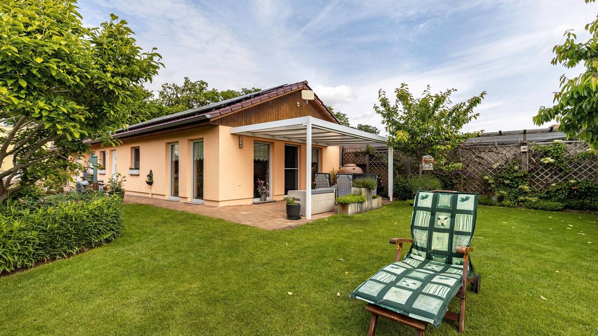 Neuruppin House | Holiday Home 'Ferienhaus 75 Qm, 1 Schlafzimmer' with Private Terrace, Shared Garden and Wi-Fi