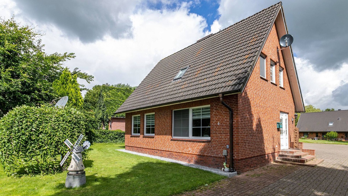 Stadum House | Holiday Home 'Ferienhaus Magda ' with Private Terrace, Private Garden and Wi-Fi