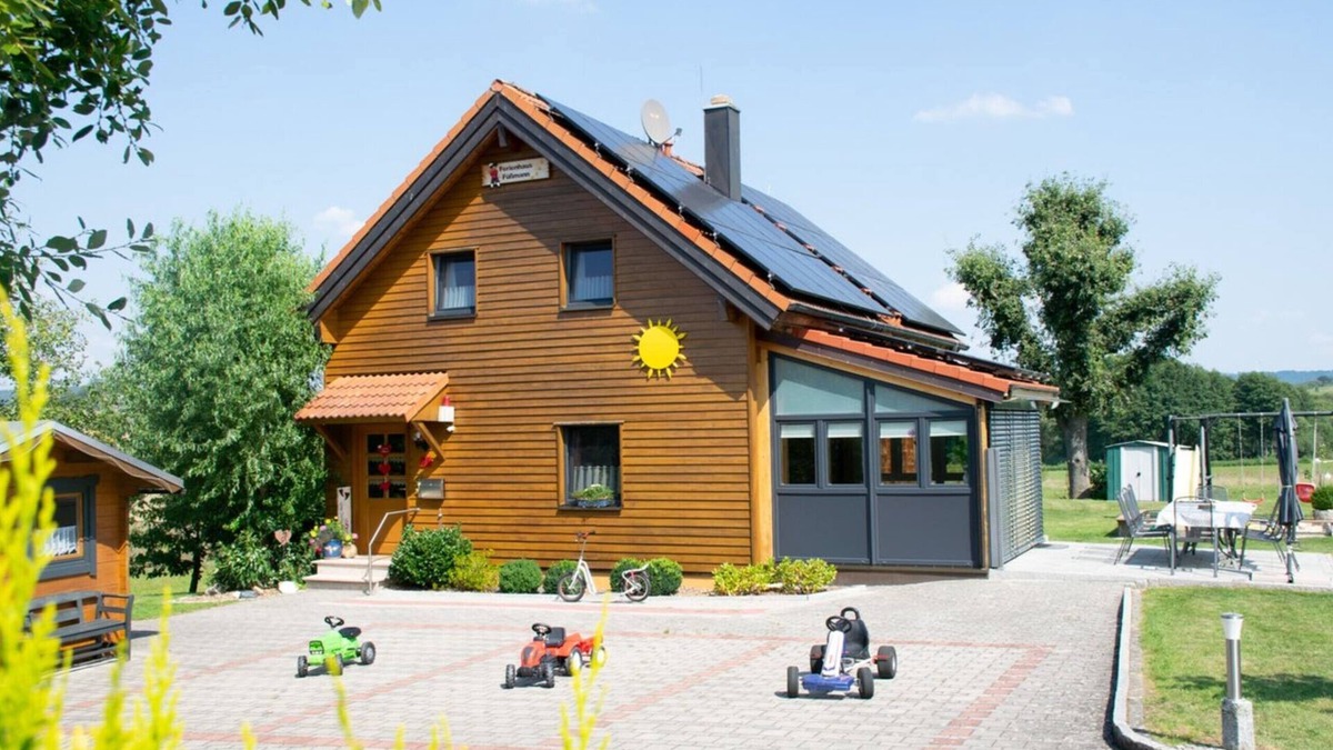 Christanz House | Holiday Home 'Ferienholzhaus Füßmann' with Mountain View, Private Terrace and Wi-Fi