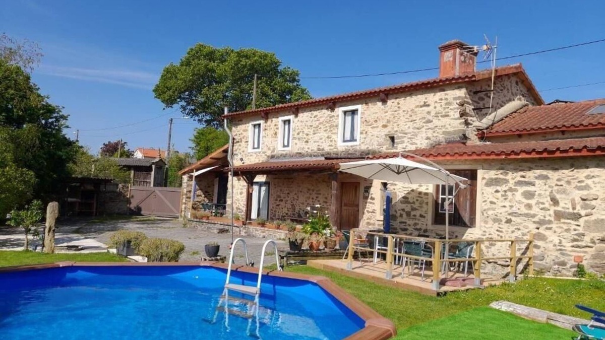 Viano Pequeno House | Holiday Home 'Fonte Do Barro Y Spa Optional' with Mountain Views, Private Pool and Wi-Fi