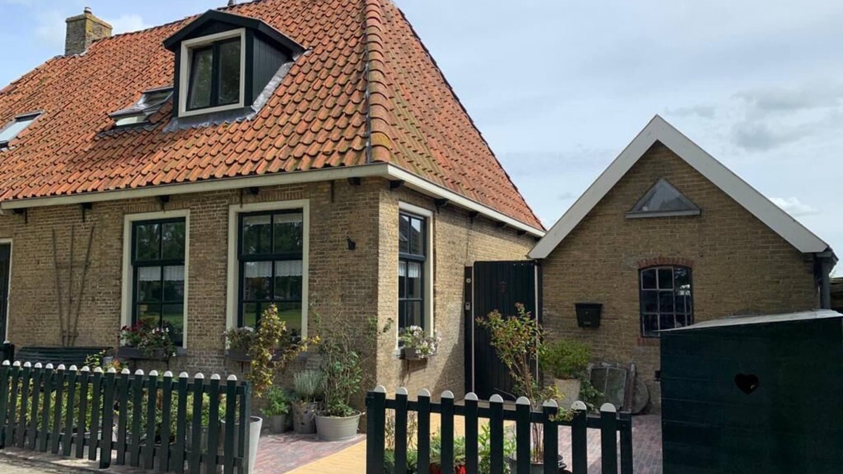 Huns House | Holiday home for 6 people in a Frisian village with a spacious kitchen diner