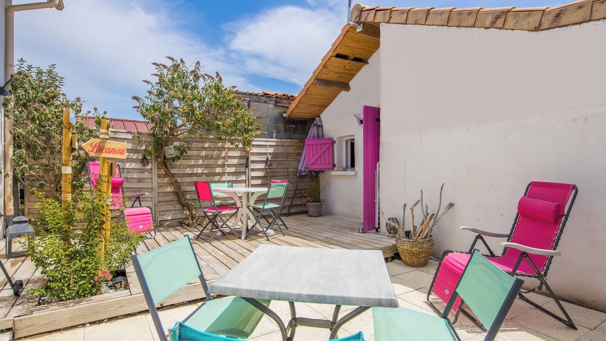 Castelnau-de-Medoc House | Holiday Home 'Chez Les Martin' with Private Terrace, Private Garden and Wi-Fi