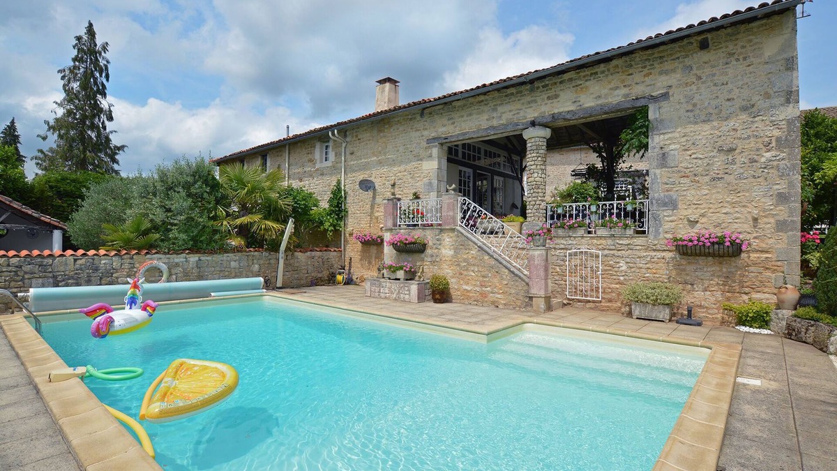 La Foret-de-Tesse House | Holiday Home in Charente with Pool and Castle