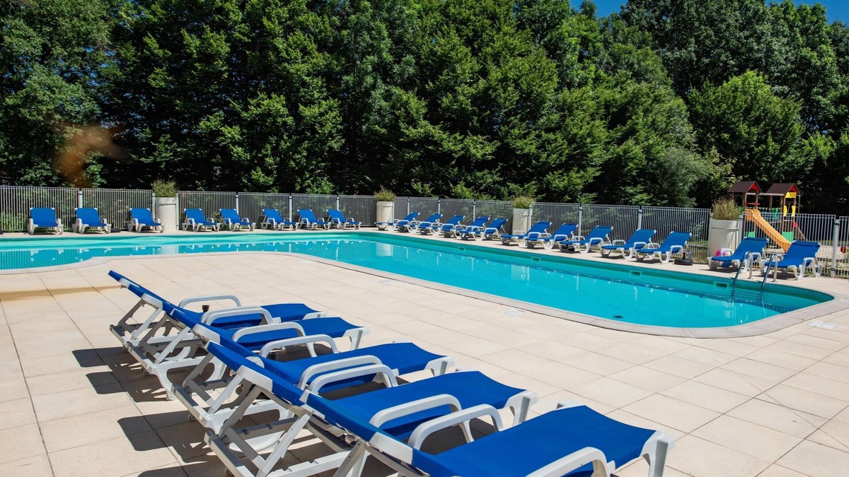Lacapelle-Marival House | Holiday home in a park with a pool on the lot