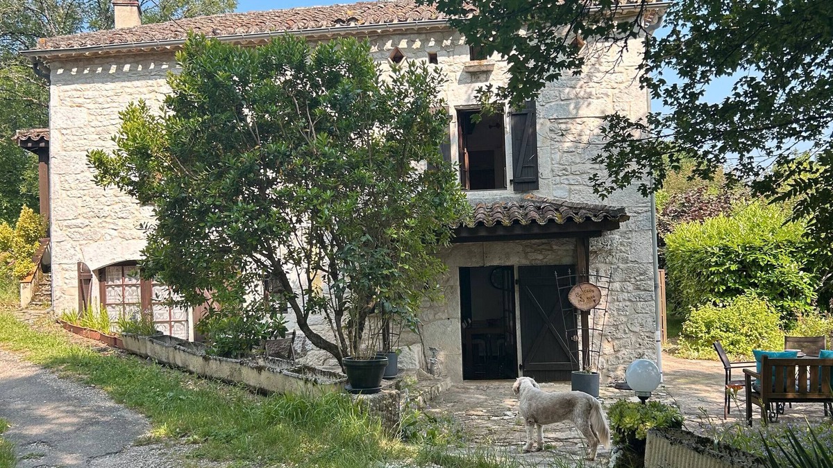Montaigu-de-Quercy House | Holiday Home 'Le Clos Des Fées' with Private Terrace, Shared Garden and Wi-Fi