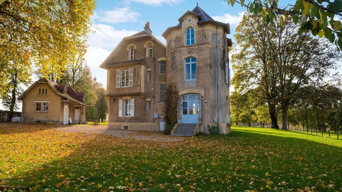 Pouru-Saint-Remy Villa | Holiday home adjoining a château.
