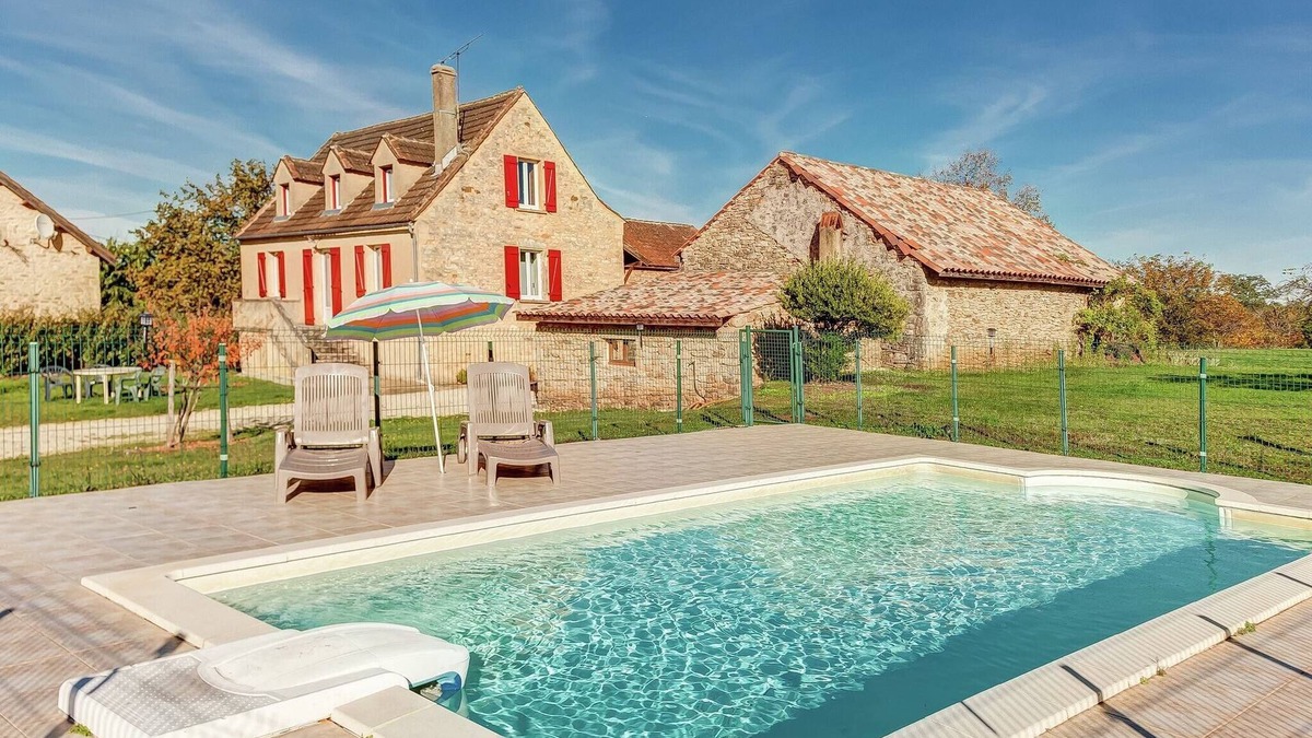 Prats-du-Perigord House | Holiday Home in Prats-du-Périgord with Pool