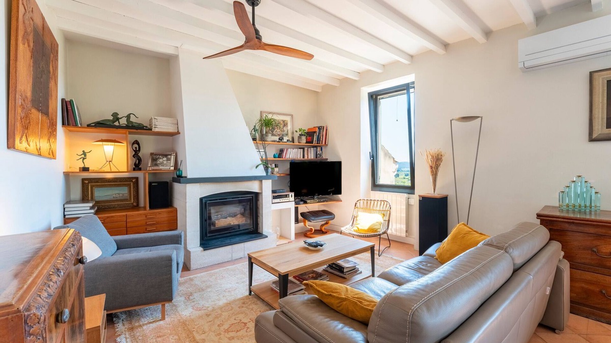 Rochefort-du-Gard House | Holiday Home 'Le Sophora' with Mountain View, Wi-Fi and Air Conditioning