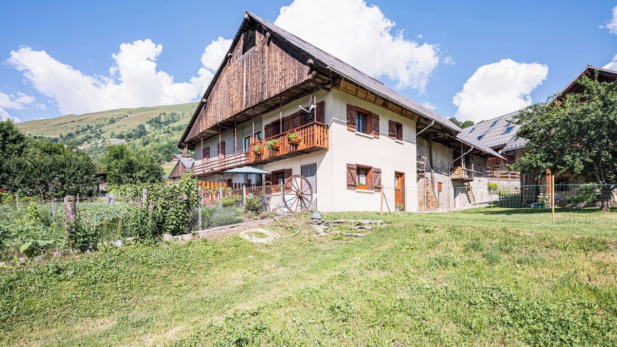 Saint-Jean-d'Arves House | Holiday Home 'Pré-vernay' with Mountain View, Private Terrace and Shared Garden