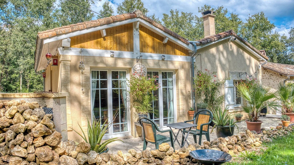 Lacropte House | Holiday Home 'Gîte La Forêt Des Trois Hiboux' with Shared Terrace, Shared Garden and Wi-Fi