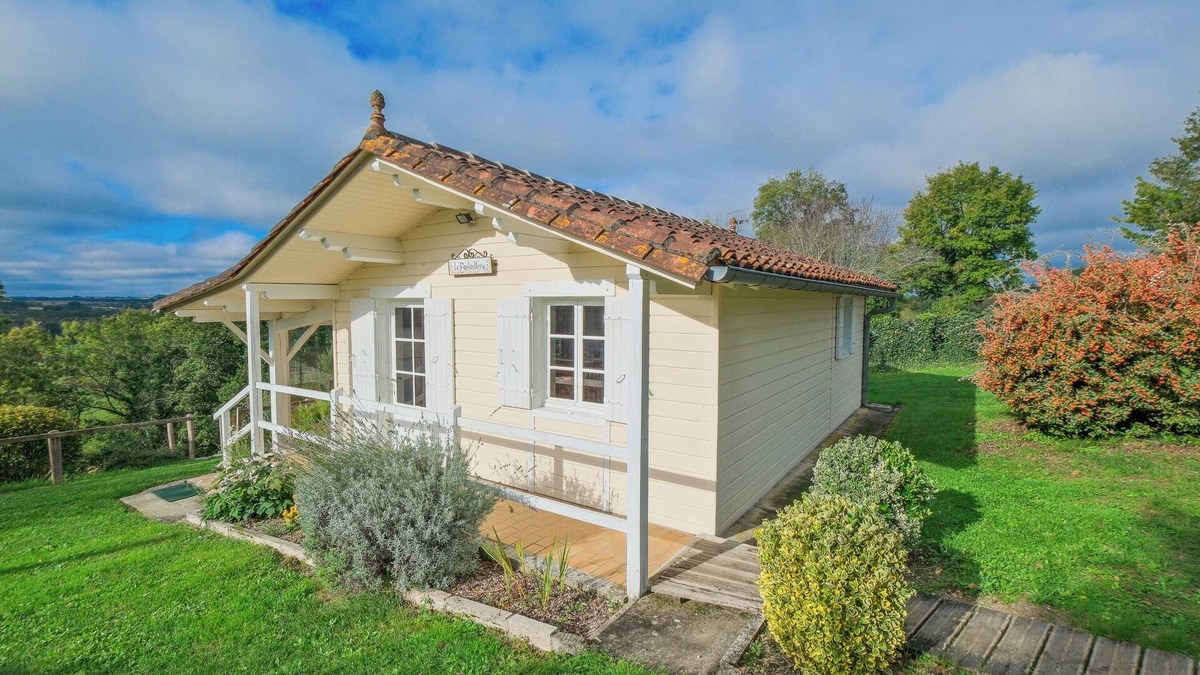 Allemans House | Holiday Home 'Gîte Le Moutat-Le Châlet' with Private Terrace