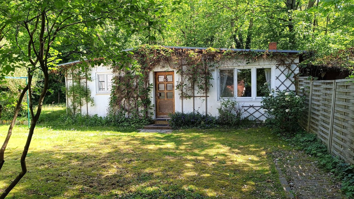 Wilhelmshorst House | Holiday Home 'Gartenhaus In Potsdam' with Private Terrace, Shared Garden and Wi-Fi