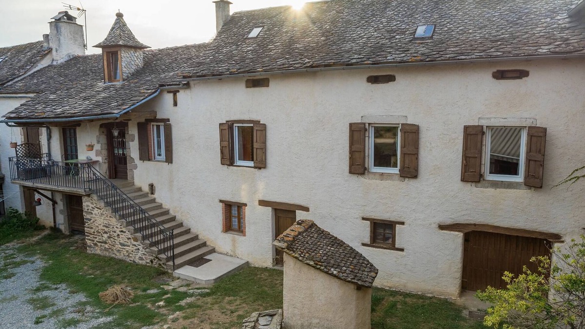 Rignac House | Holiday Home 'Gîte Enzo' with Private Terrace, Private Garden and Balcony