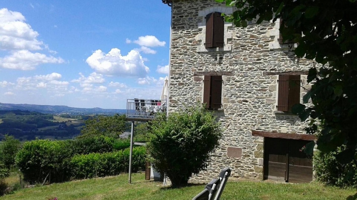 Allassac House | Holiday Home 'Gîte La Chartrouille' with Private Terrace, Private Garden and Wi-Fi