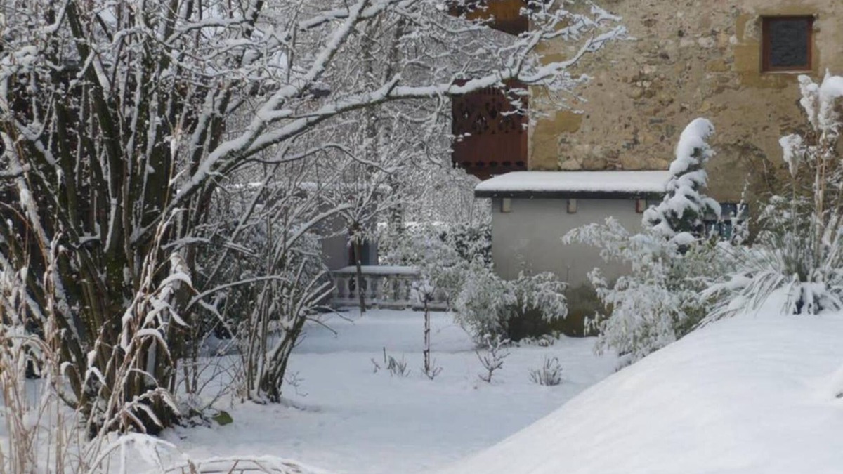 Vaulx House | Holiday Home 'Gite La Salicorne' with Mountain View, Shared Pool and Wi-Fi
