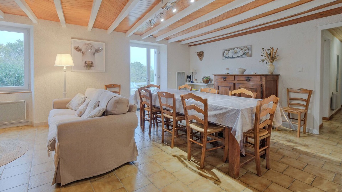 Allemans House | Holiday Home 'Gîte Le Moutat-L'Etable' with Private Terrace, Private Garden and Wi-Fi