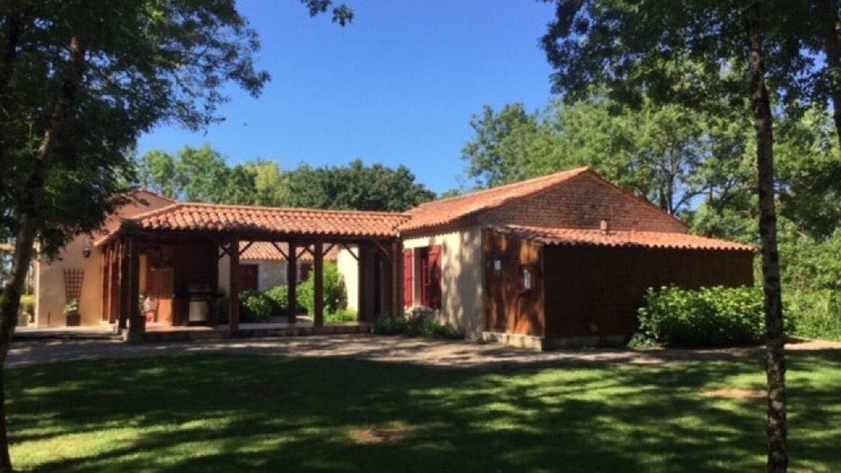 Nalliers House | Holiday Home 'Gîte Les Iris Nalliers' with Shared Pool, Shared Terrace and Wi-Fi