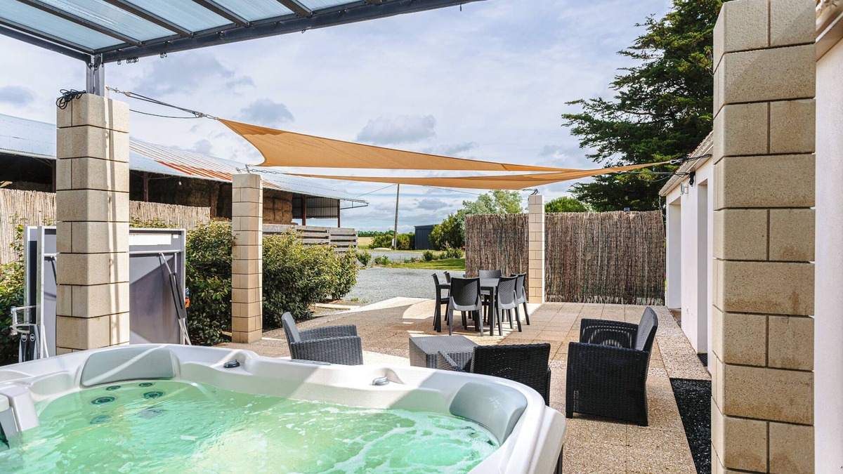 Marans House | Holiday Home 'Gîte Panda' with Pool and Hot Tub, Wi-Fi and Air Conditioning