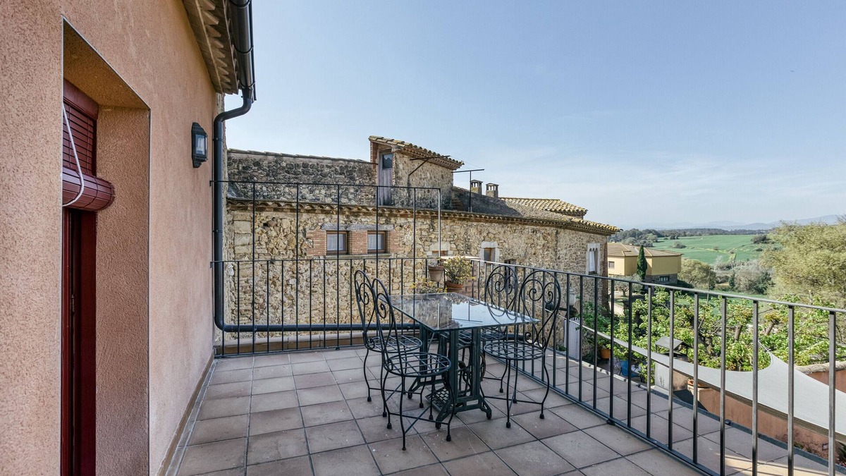 Orriols House | Holiday Home 'Grans Paissatges' with Private Terrace, Balcony and Wi-Fi