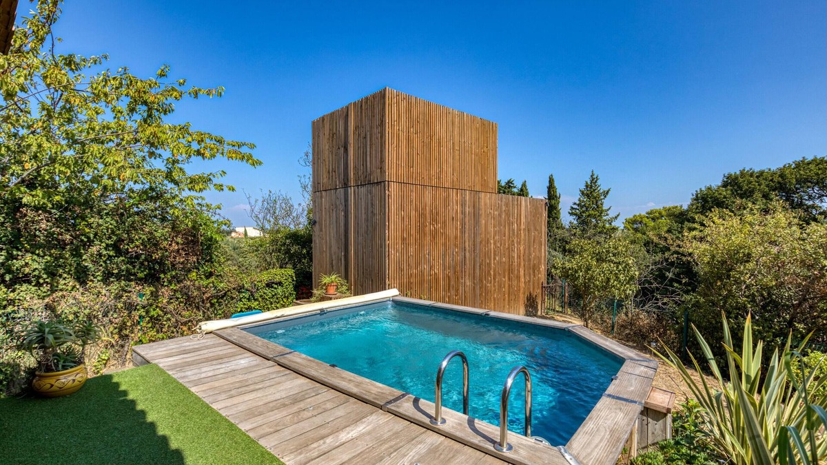 Generac House | Holiday Home 'Greenkub' with Shared Pool, Wi-Fi and Air Conditioning