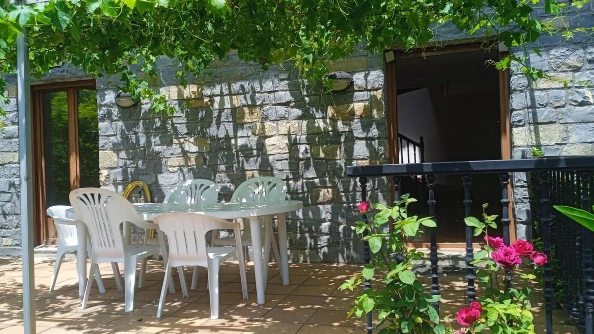 Larraul House | Holiday Home 'Harrizko Etxea' with Mountain View, Private Terrace and Air Conditioning
