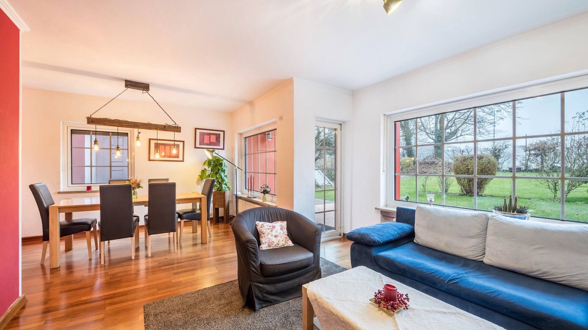 Bogenhausen House | Holiday Home "Haus Rose Muc City" with Balcony & Wi-Fi