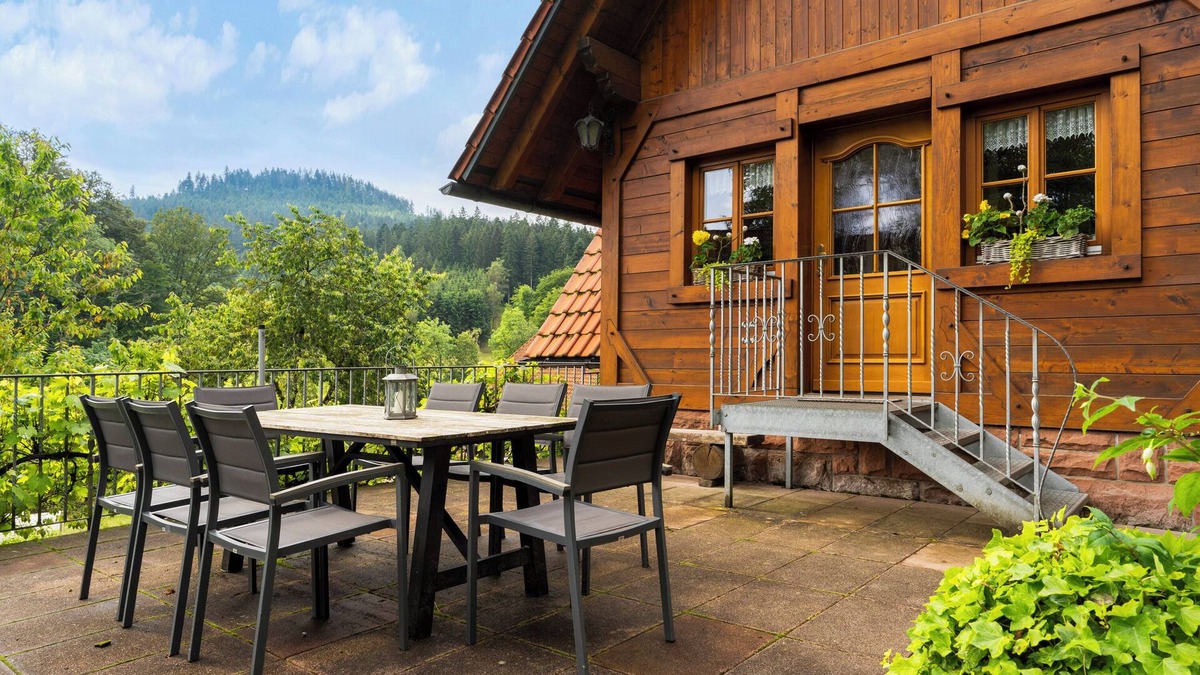 Wolfach - Saint Roman House | Holiday Home 'Hexenhäuschen' with Mountain View, Private Terrace and Wi-Fi