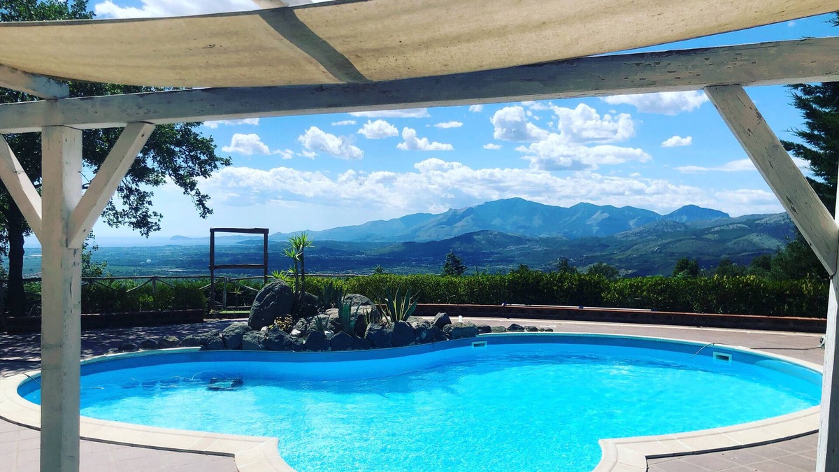 Sessa Aurunca House | Holiday Home 'Hill House La Roccia' with Sea View, Shared Pool & Shared Garden