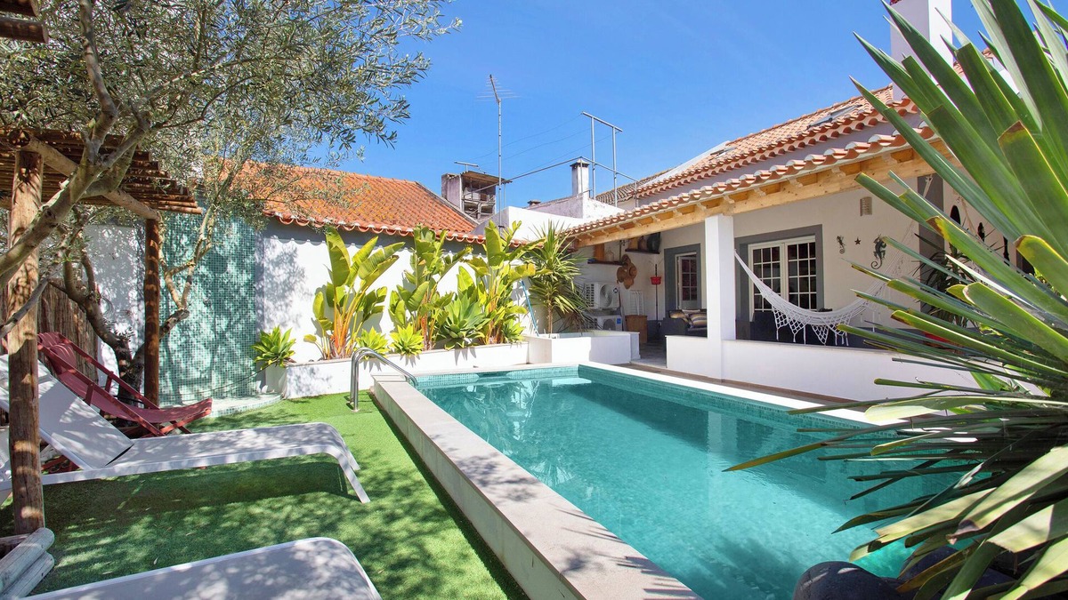 Cartaxo House | Holiday Home 'Holi' with Private Pool, Wi-Fi and Air Conditioning