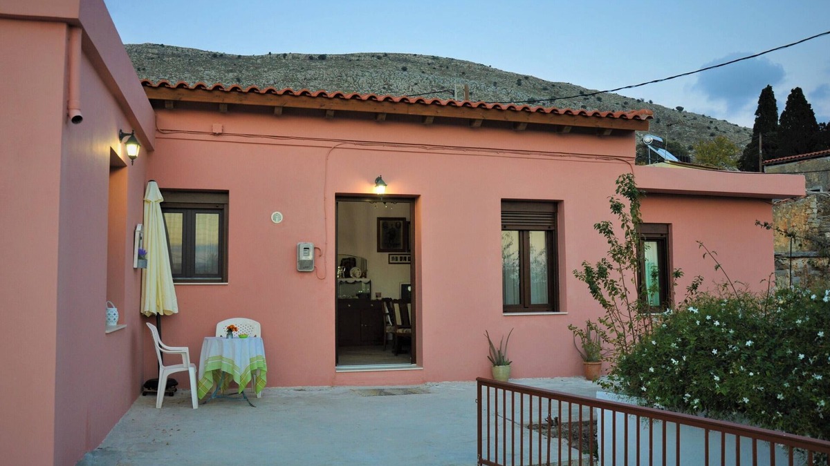 Apostoli House | Holiday Home 'House For Rent In Apostolous' with Mountain View, Private Garden and Wi-Fi
