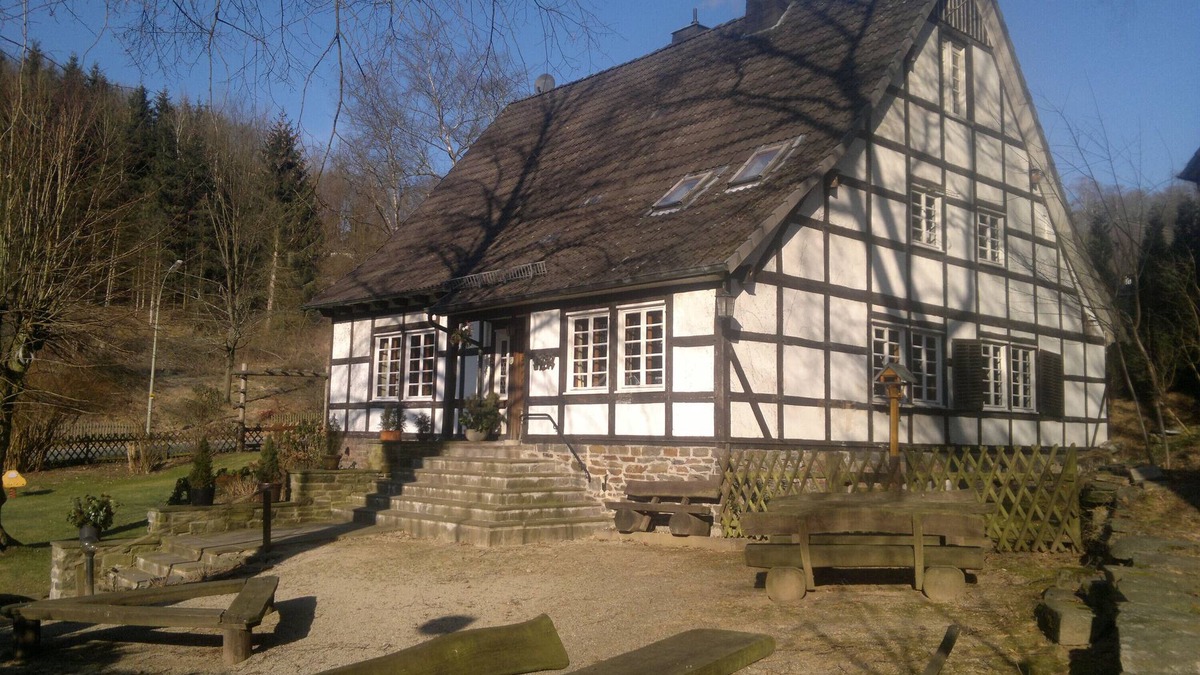 Finnentrop House | Holiday Home 'Hueseken' with Shared Garden and Wi-Fi
