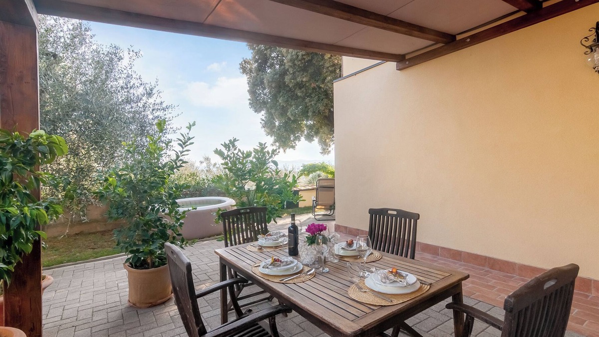 Gorgognano House | Holiday Home 'Il Piccolo Borgo' with Shared Pool, Wi-Fi and Air Conditioning