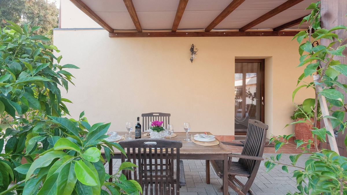 Gorgognano House | Holiday Home 'Il Piccolo Borgo' with Shared Pool, Wi-Fi and Air Conditioning