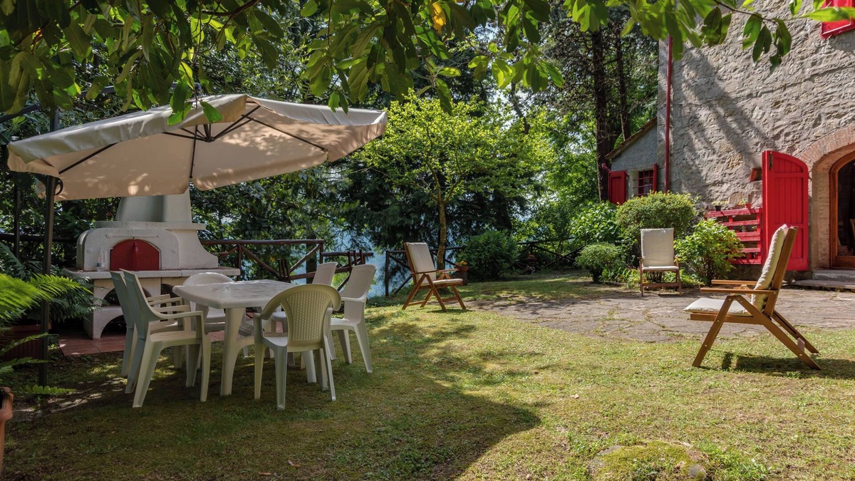Saturnana House | Holiday Home 'Il Ricavo' with Mountain View, Private Garden and Wi-Fi