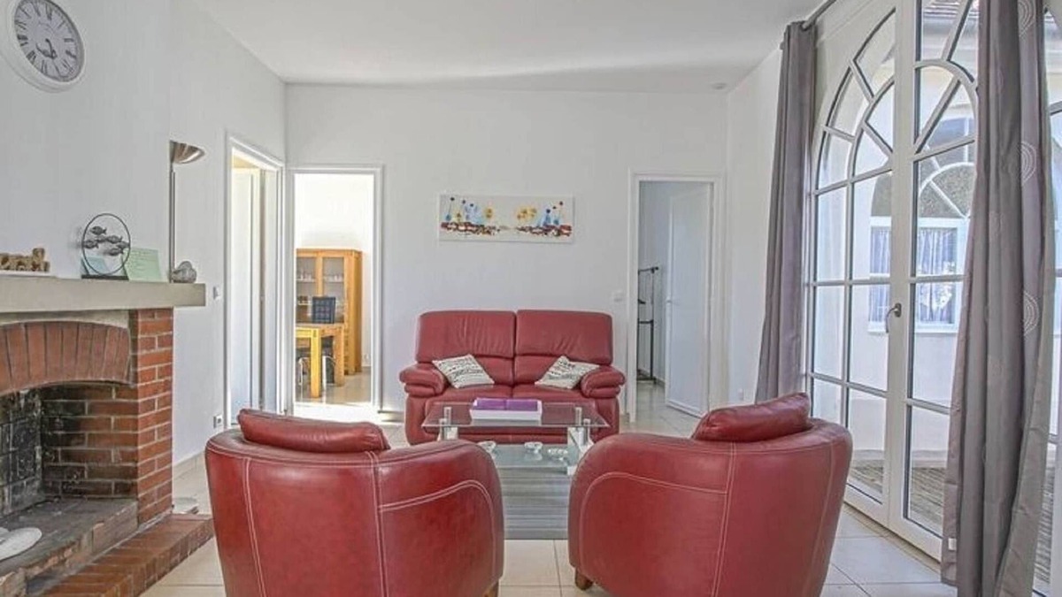 Sainte-Honorine-des-Pertes House | Holiday Home in Bayeux near the Sea
