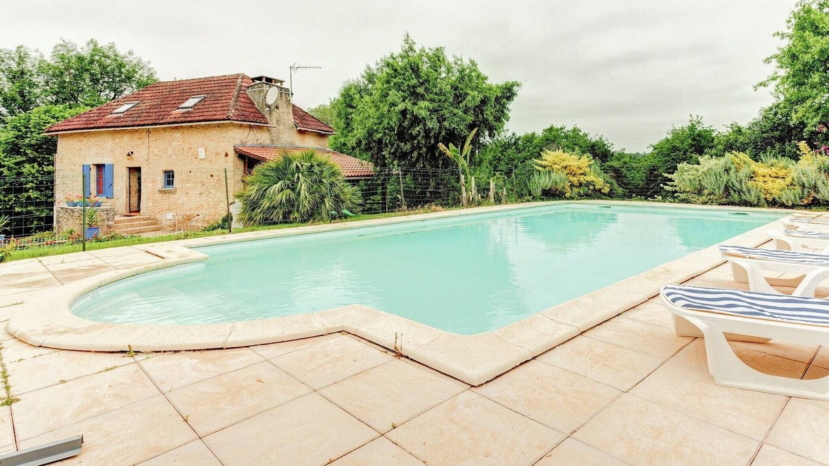 Montcabrier House | Holiday Home in Besse by Lake & Forest