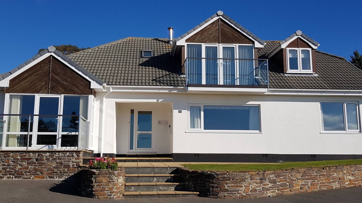 Carlyon Bay House | Holiday Home in Carlyon Bay Sea front position above Charlestown.
